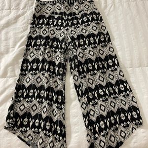 Capri black and white pants